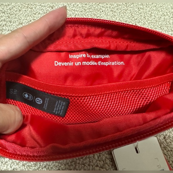 LULULEMON .7 L CANADA BELT BAG - Picture 3 of 6